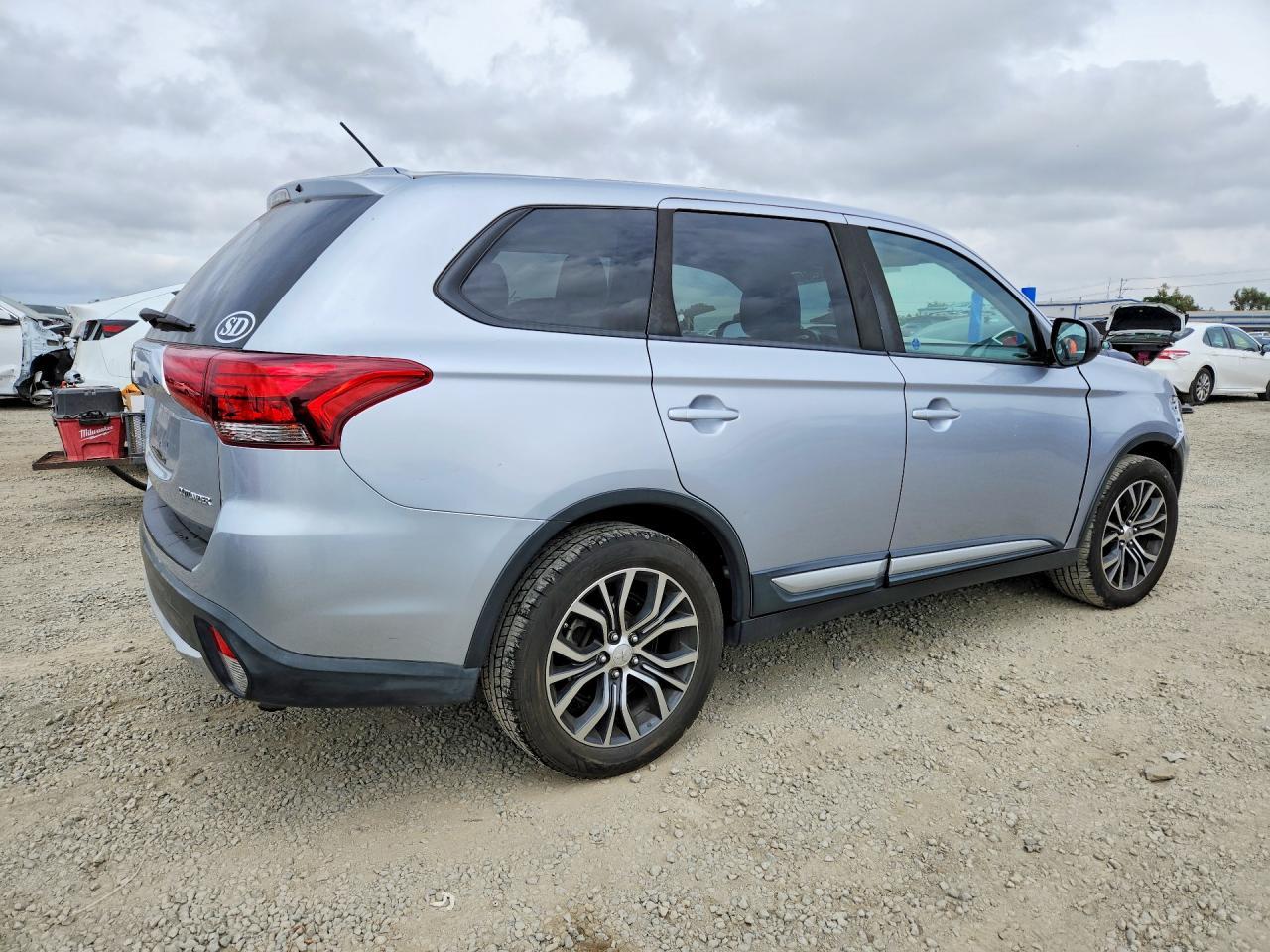 2016 Mitsubishi Outlander Es - zdjęcie 3