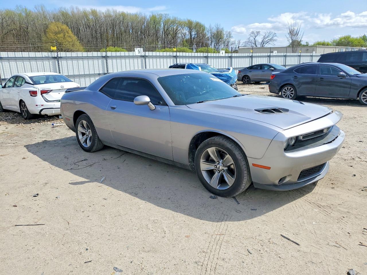 2016 Dodge Challenger Sxt - zdjęcie 4