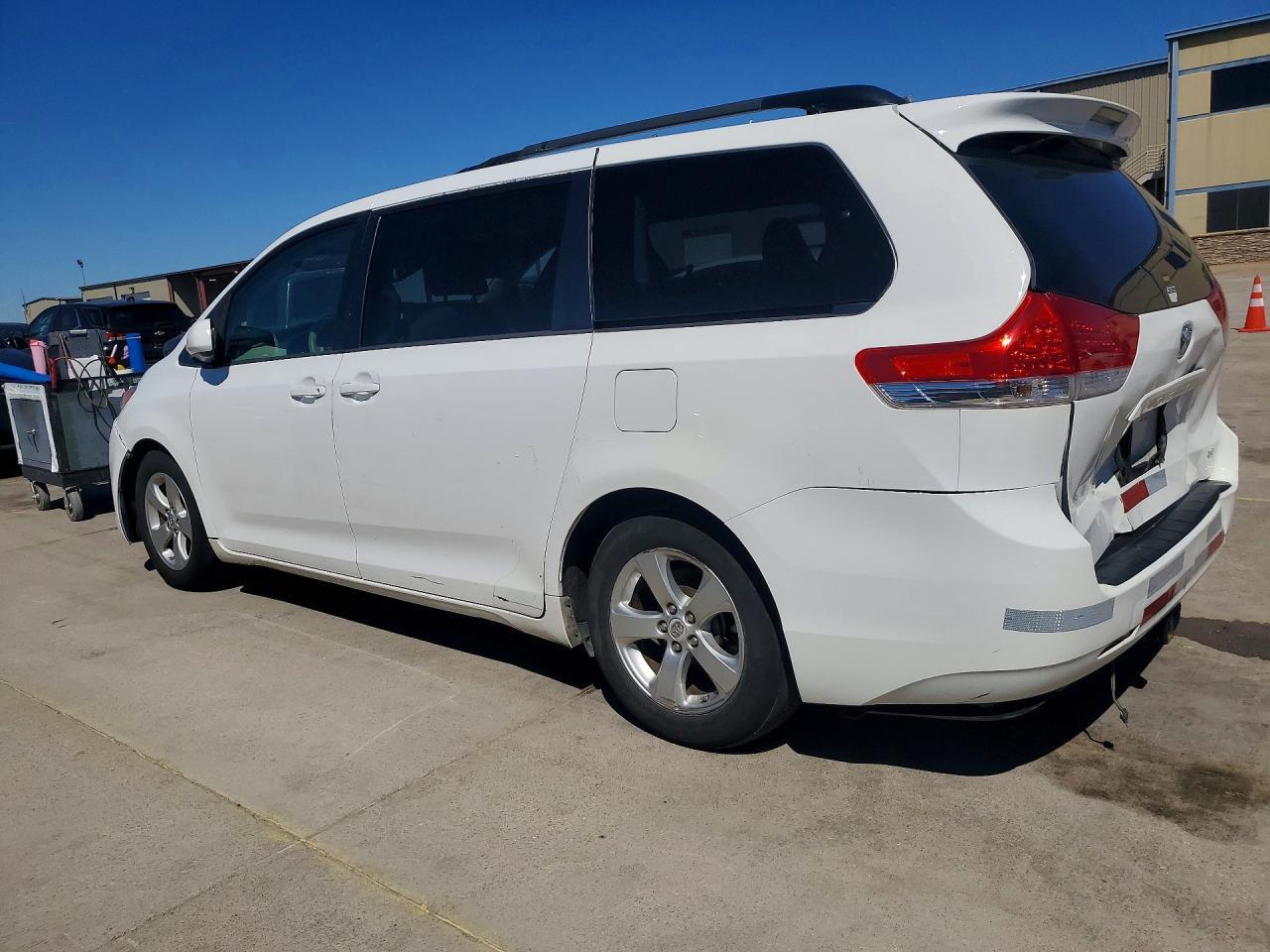 2013 Toyota Sienna Le 8-Passenger - zdjęcie 2