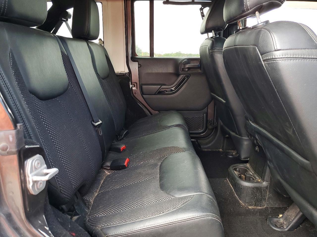 2016 Jeep Wrangler Unlimited Sahara - zdjęcie 10