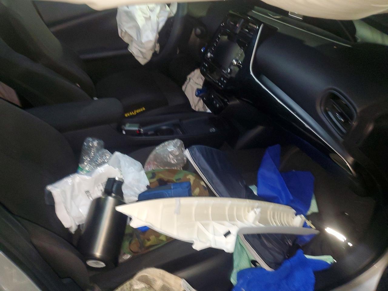 2021 Toyota Prius L Eco - zdjęcie 13