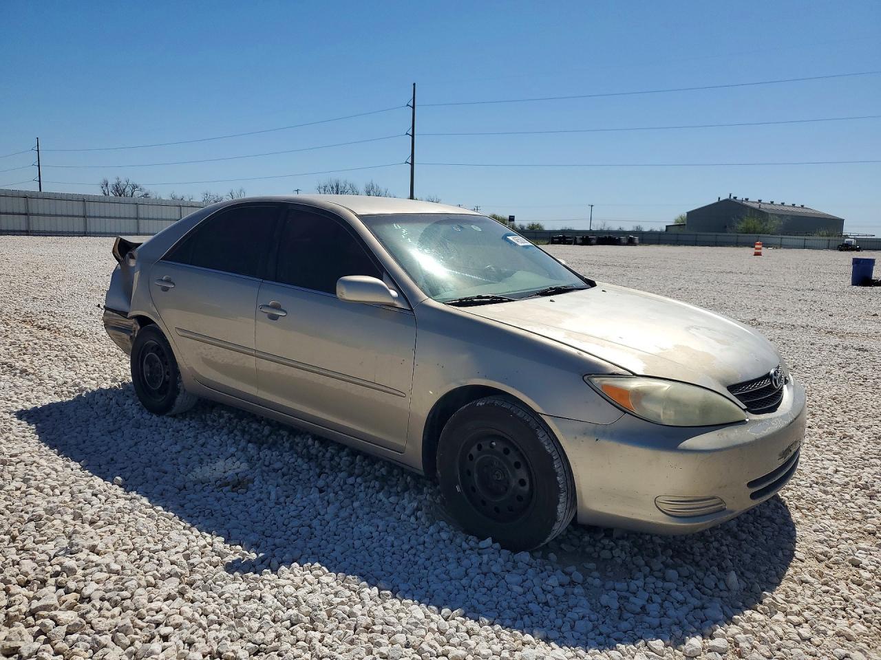 2022 Toyota Camry Le - zdjęcie 4