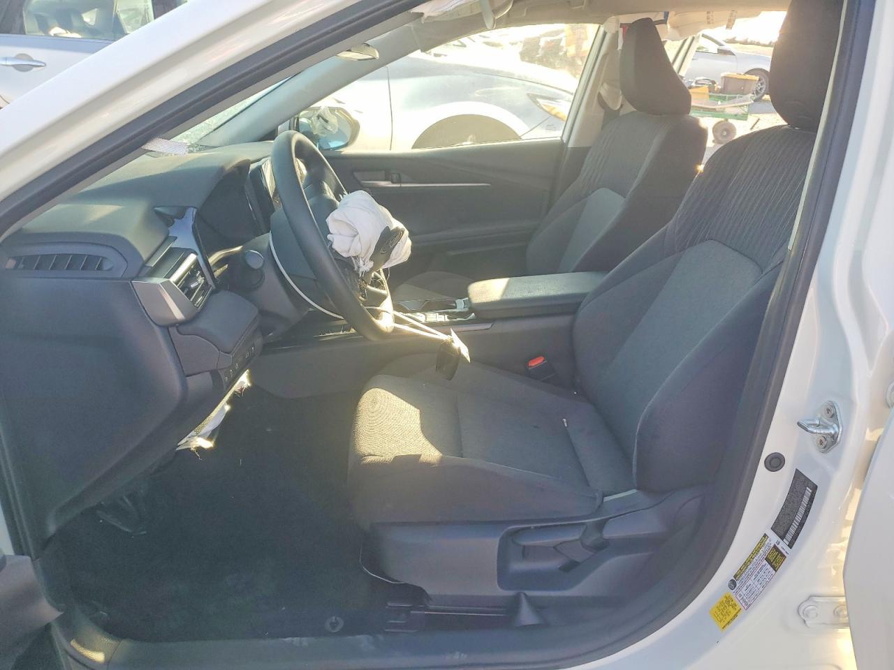 2025 Toyota Camry Le - zdjęcie 7