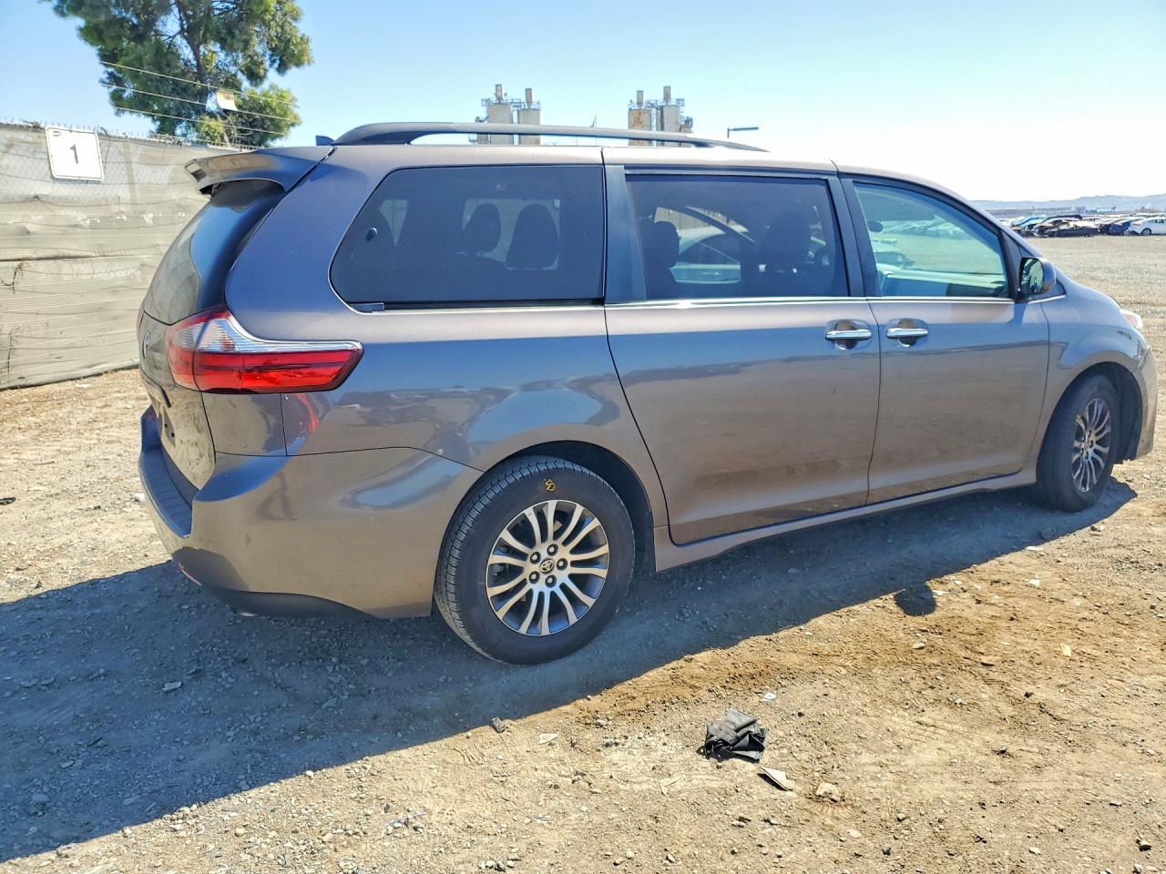 2020 Toyota Sienna Xle Premium 8-Passenger - zdjęcie 3