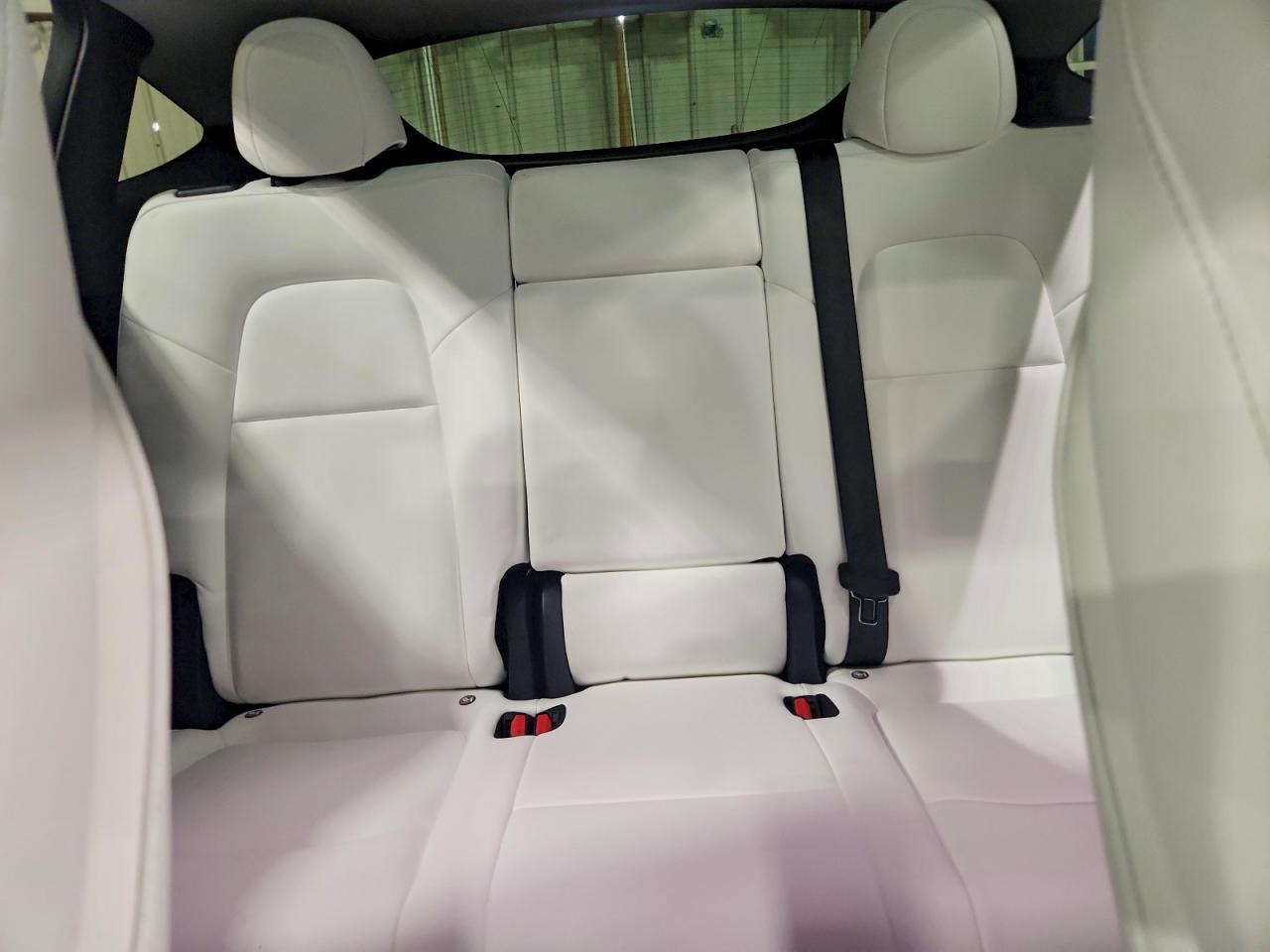 2024 Tesla Model Y - zdjęcie 10