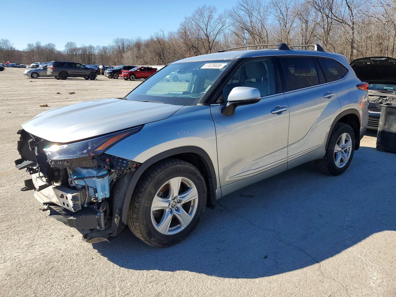 2022 Toyota Highlander Le - zdjęcie główne