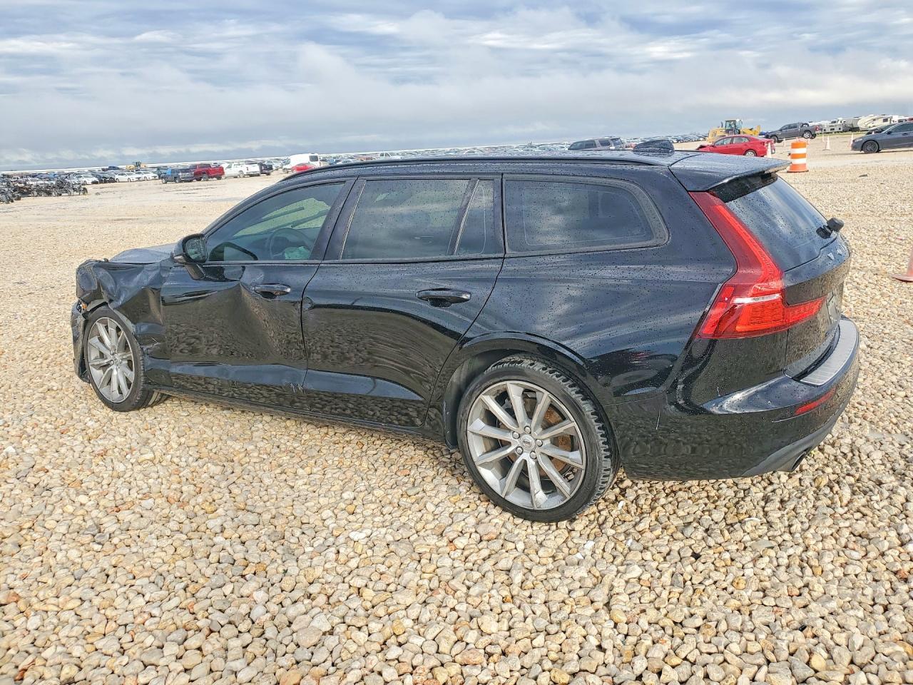 2021 Volvo V60 T5 Momentum - zdjęcie 2