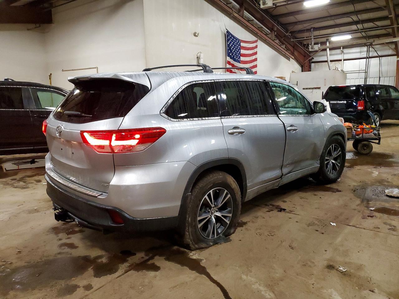 2017 Toyota Highlander Le - zdjęcie 3