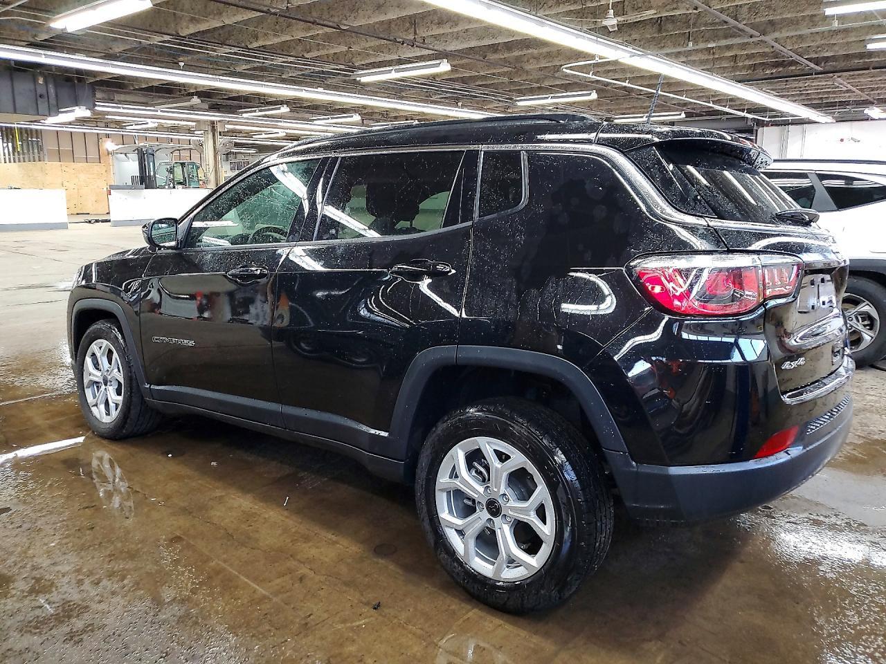 2025 Jeep Compass Latitude - zdjęcie 2