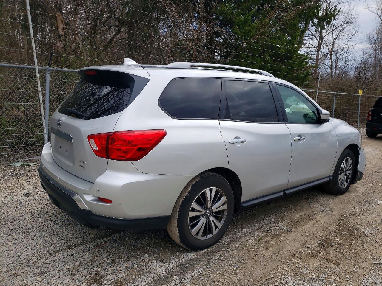 2020 Nissan Pathfinder Sl - zdjęcie 3