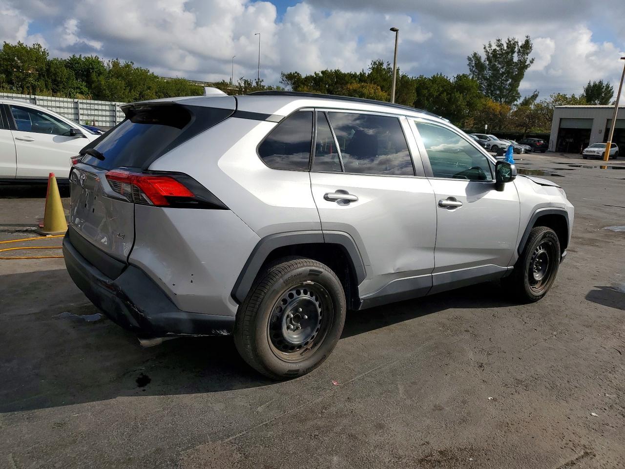 2020 Toyota Rav4 Le - zdjęcie 3