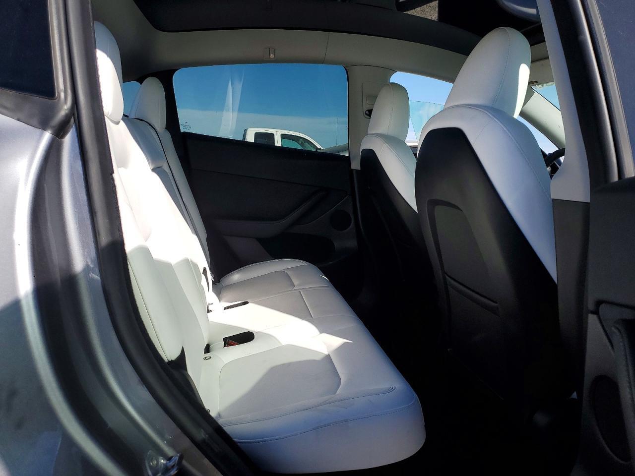 2024 Tesla Model Y - zdjęcie 10
