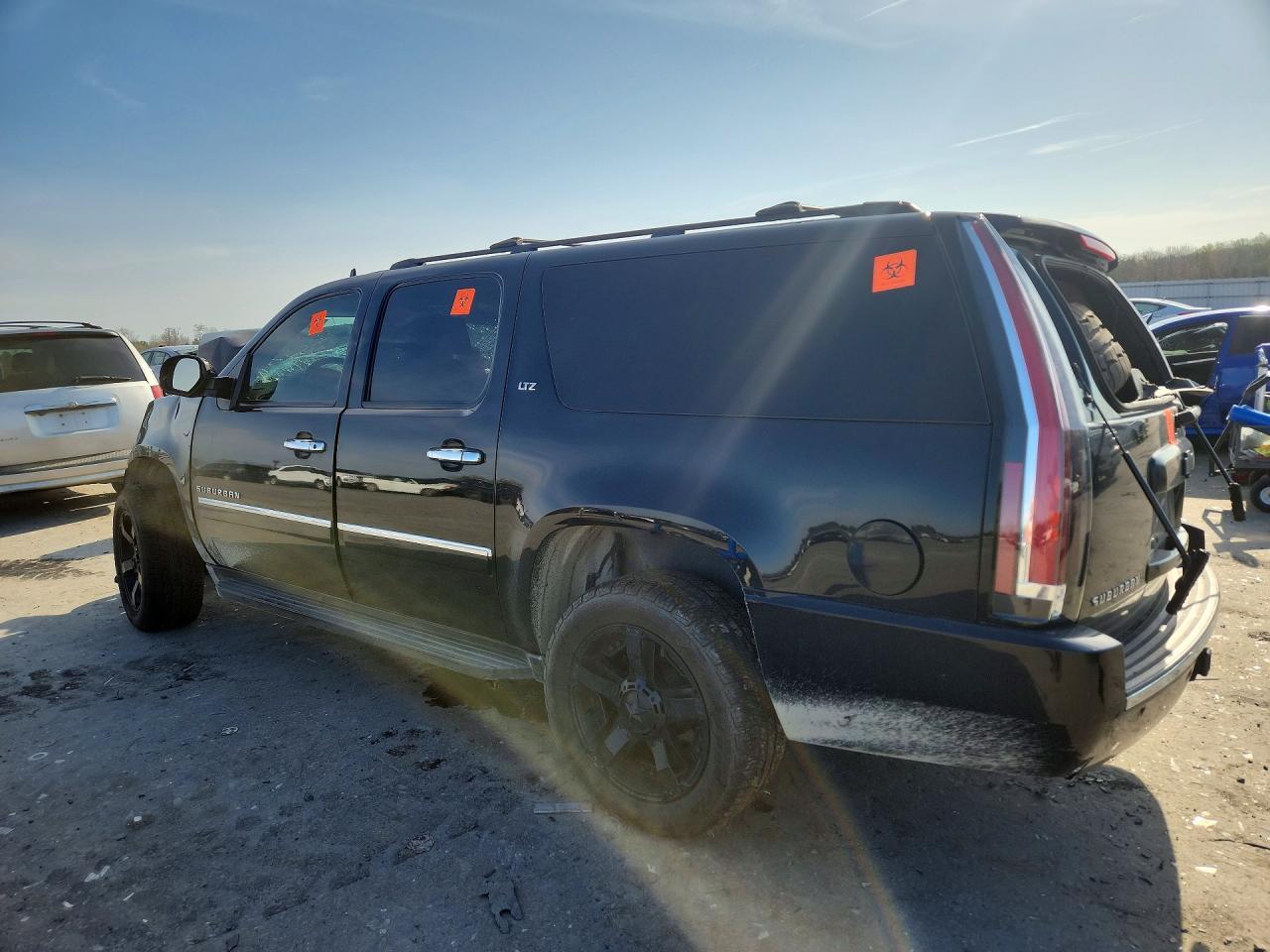 2013 Chevrolet Suburban K1500 Ltz - zdjęcie 2