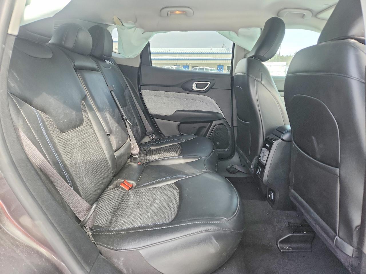 2022 Jeep Compass Latitude - zdjęcie 11