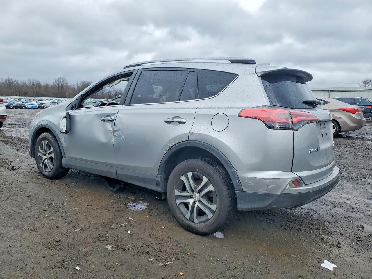 2018 Toyota Rav4 Le - zdjęcie 2