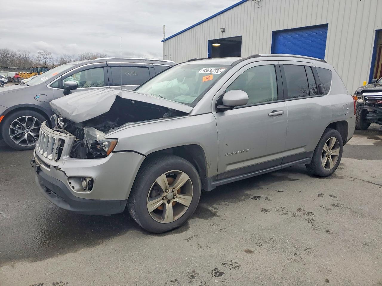 2017 Jeep Compass Latitude - zdjęcie główne
