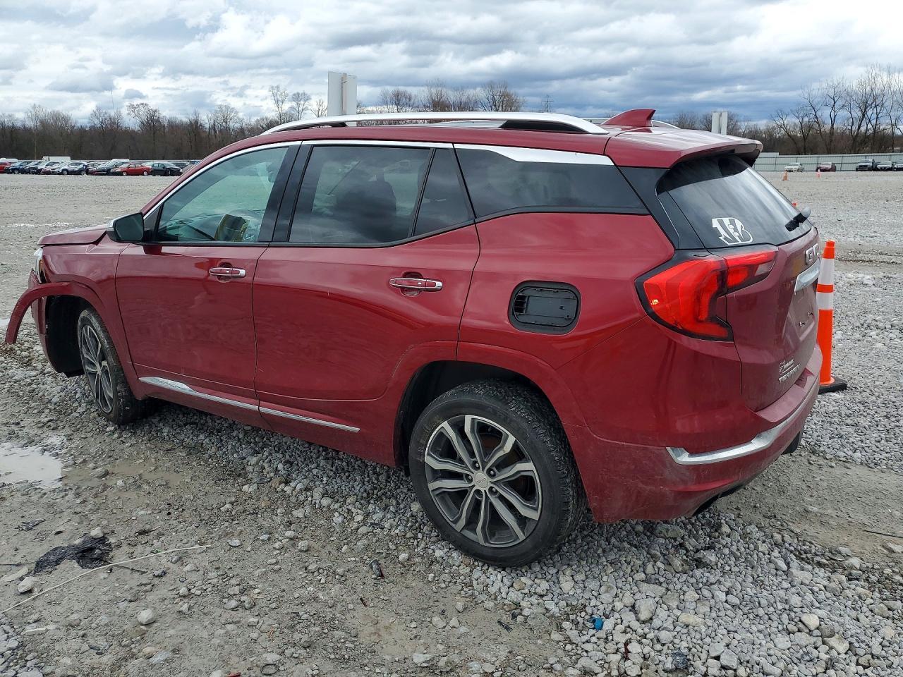 2019 GMC Terrain Denali - zdjęcie 2