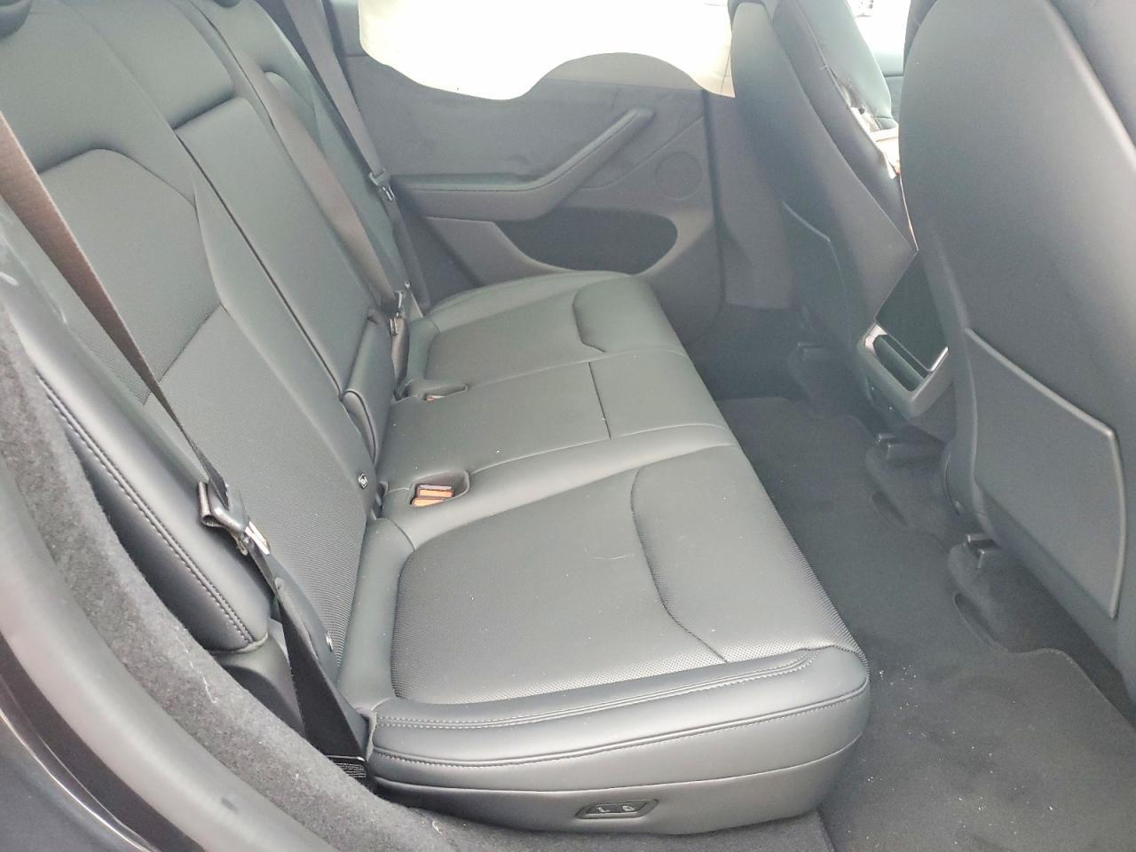 2026 Tesla Model Y - zdjęcie 10