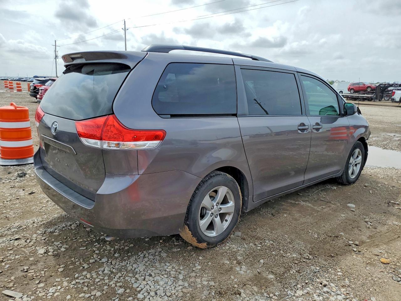 2013 Toyota Sienna Le 8-Passenger - zdjęcie 3
