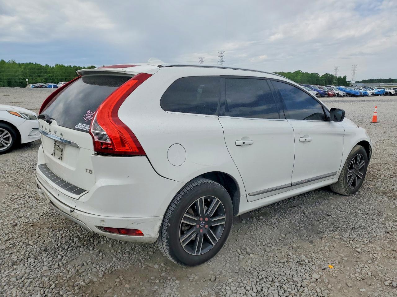 2017 Volvo Xc60 T5 Dynamic - zdjęcie 3