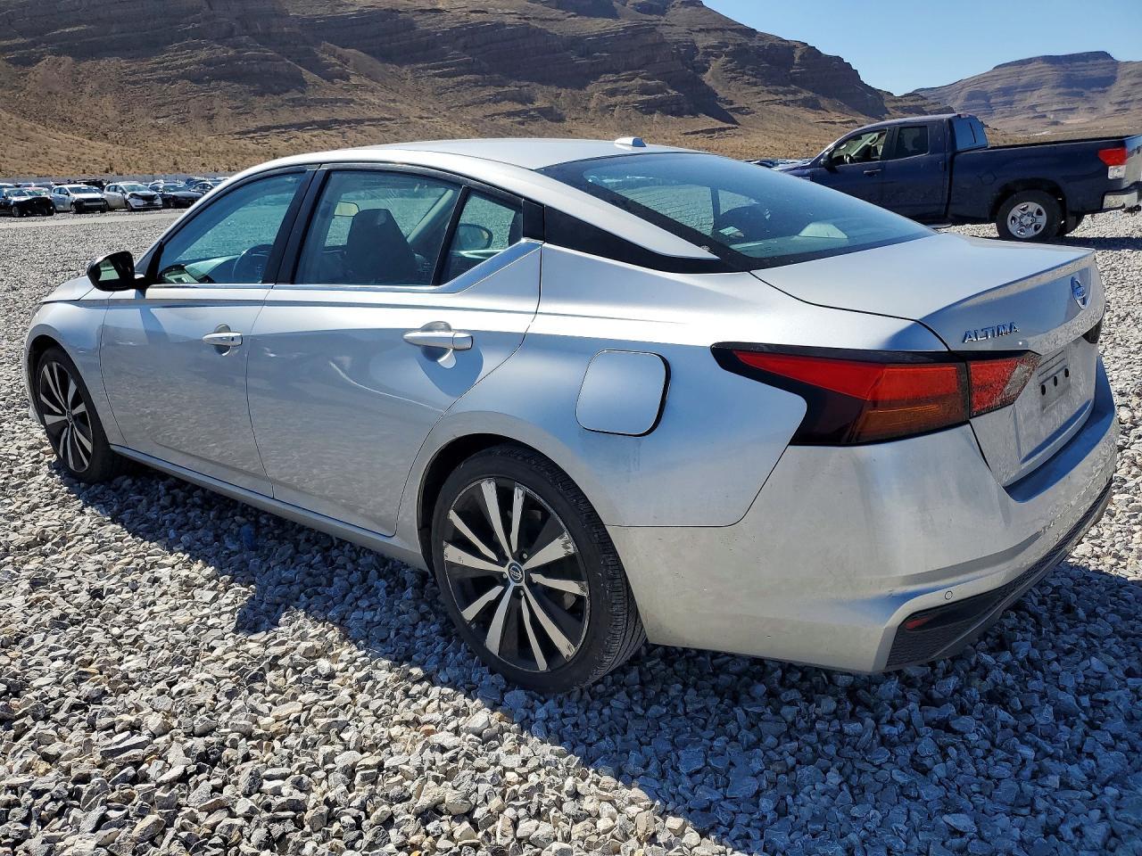 2021 Nissan Altima Sr - zdjęcie 2