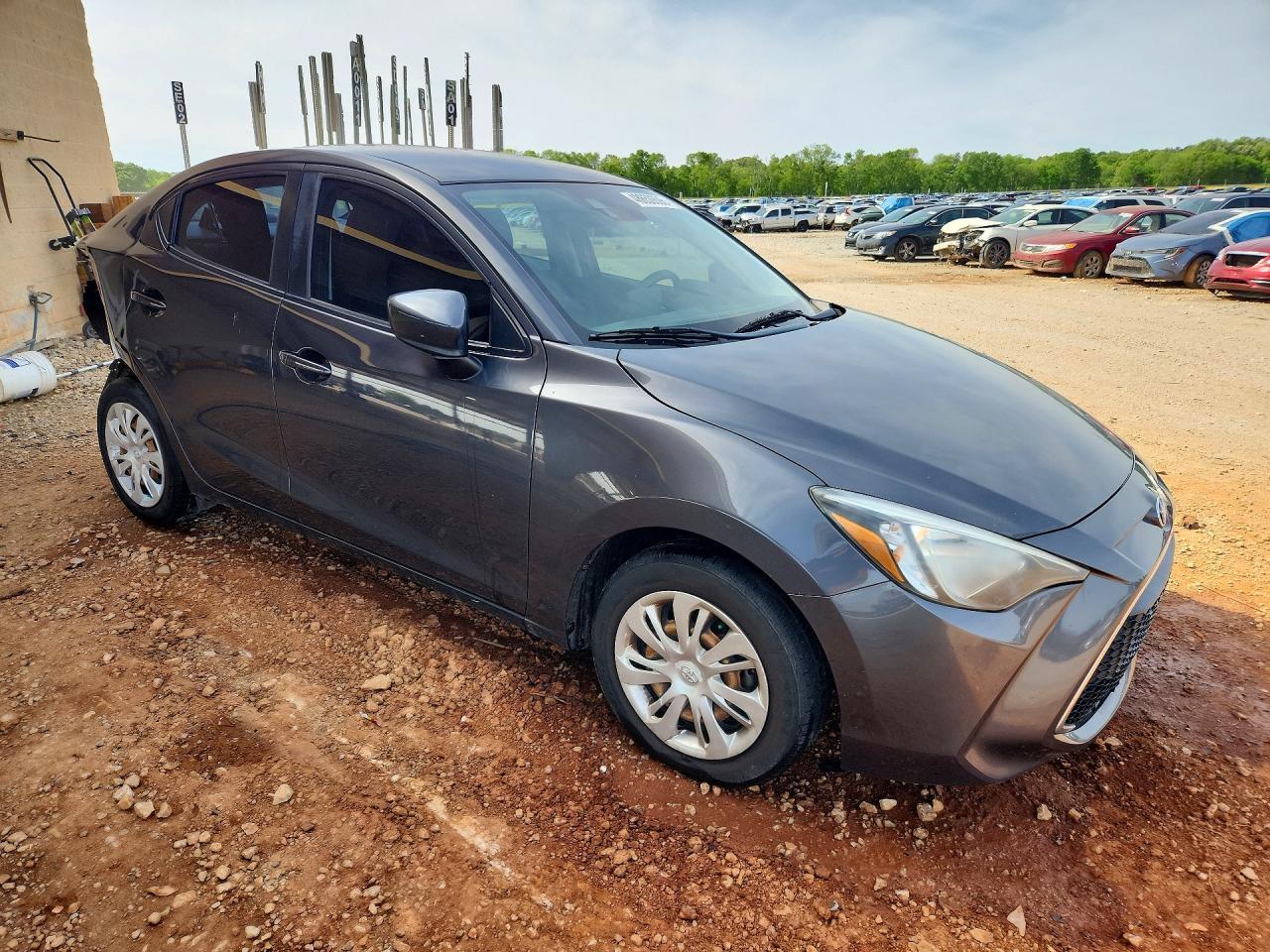 2019 Toyota Yaris L - zdjęcie 4