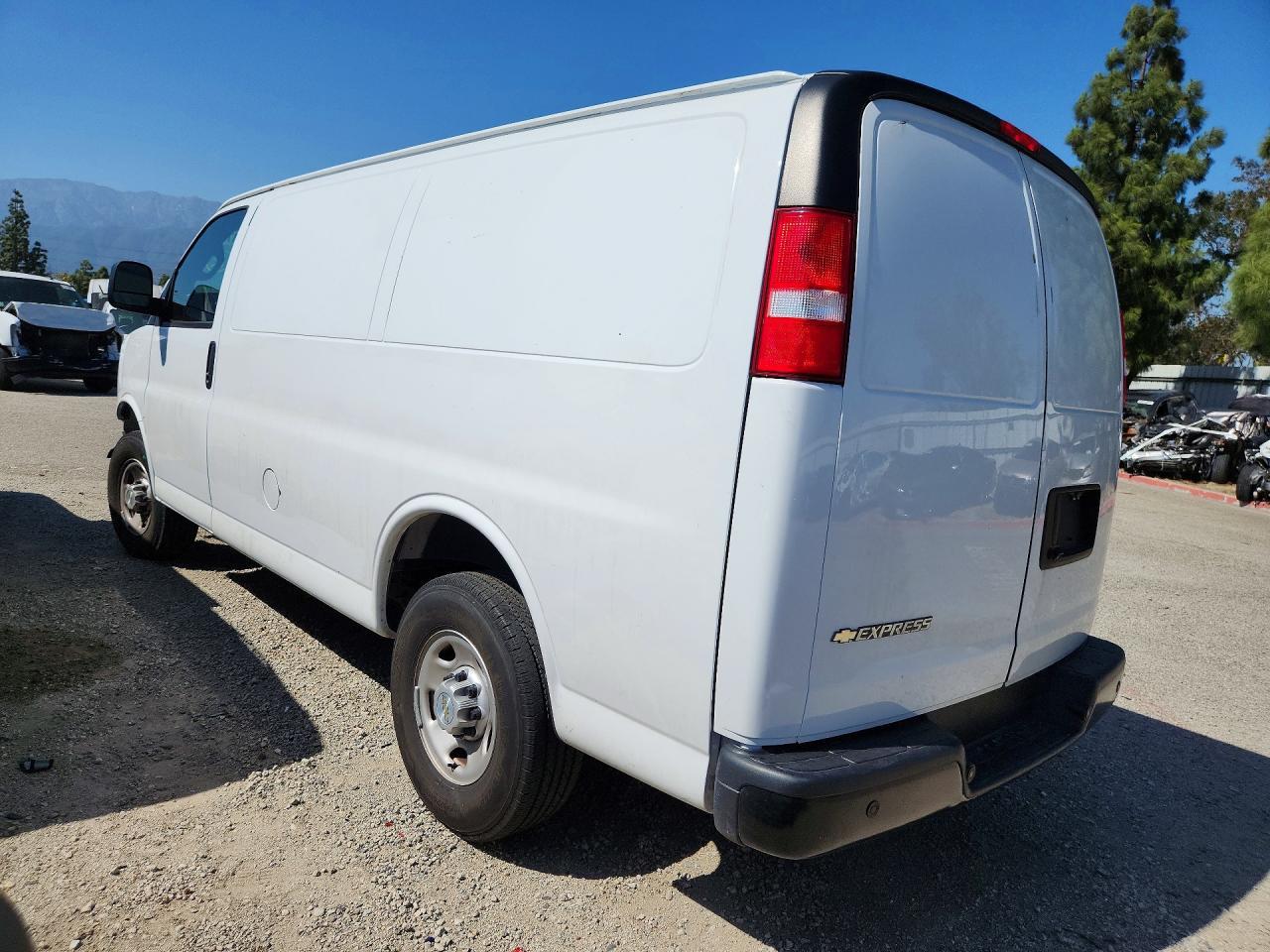 2024 Chevrolet Express G2500 - zdjęcie 2