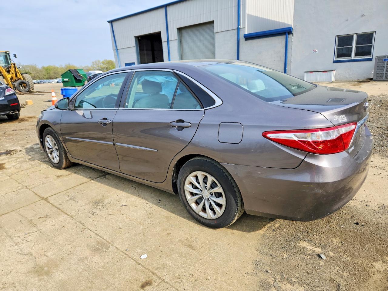 2016 Toyota Camry Le - zdjęcie 2