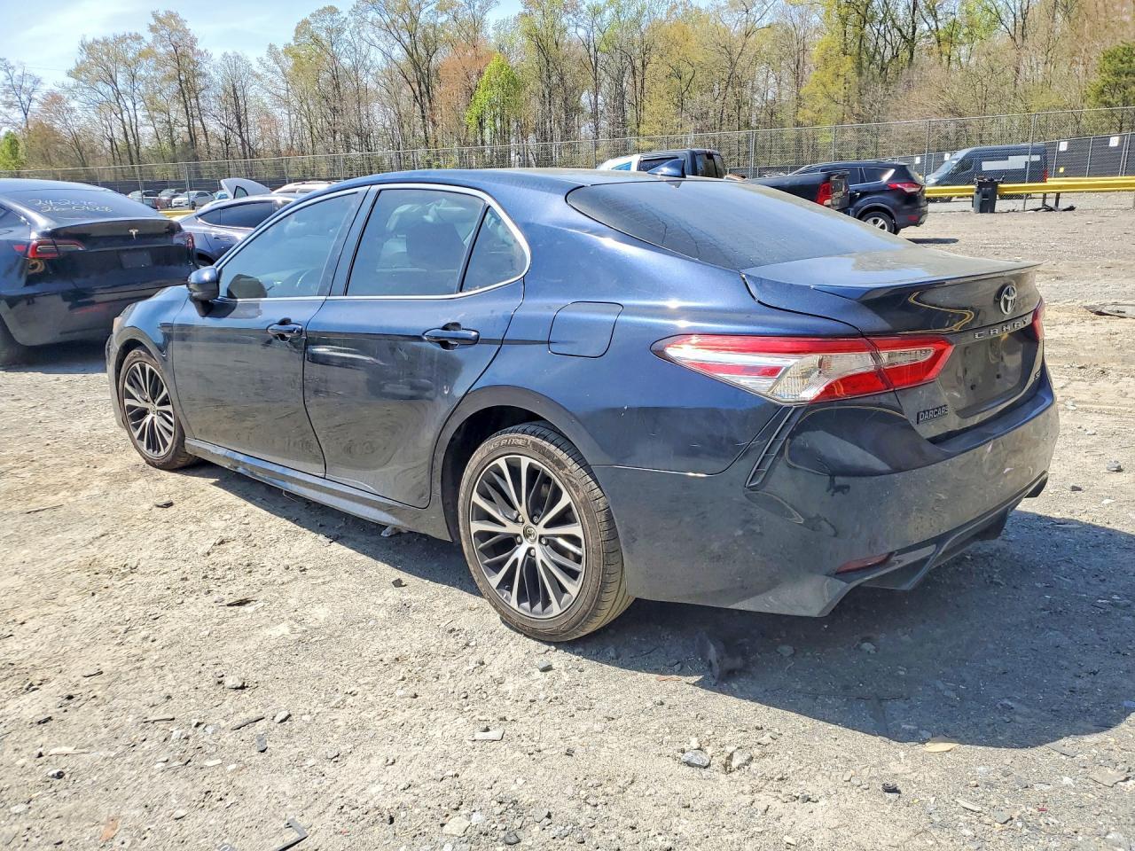 2020 Toyota Camry Se - zdjęcie 2
