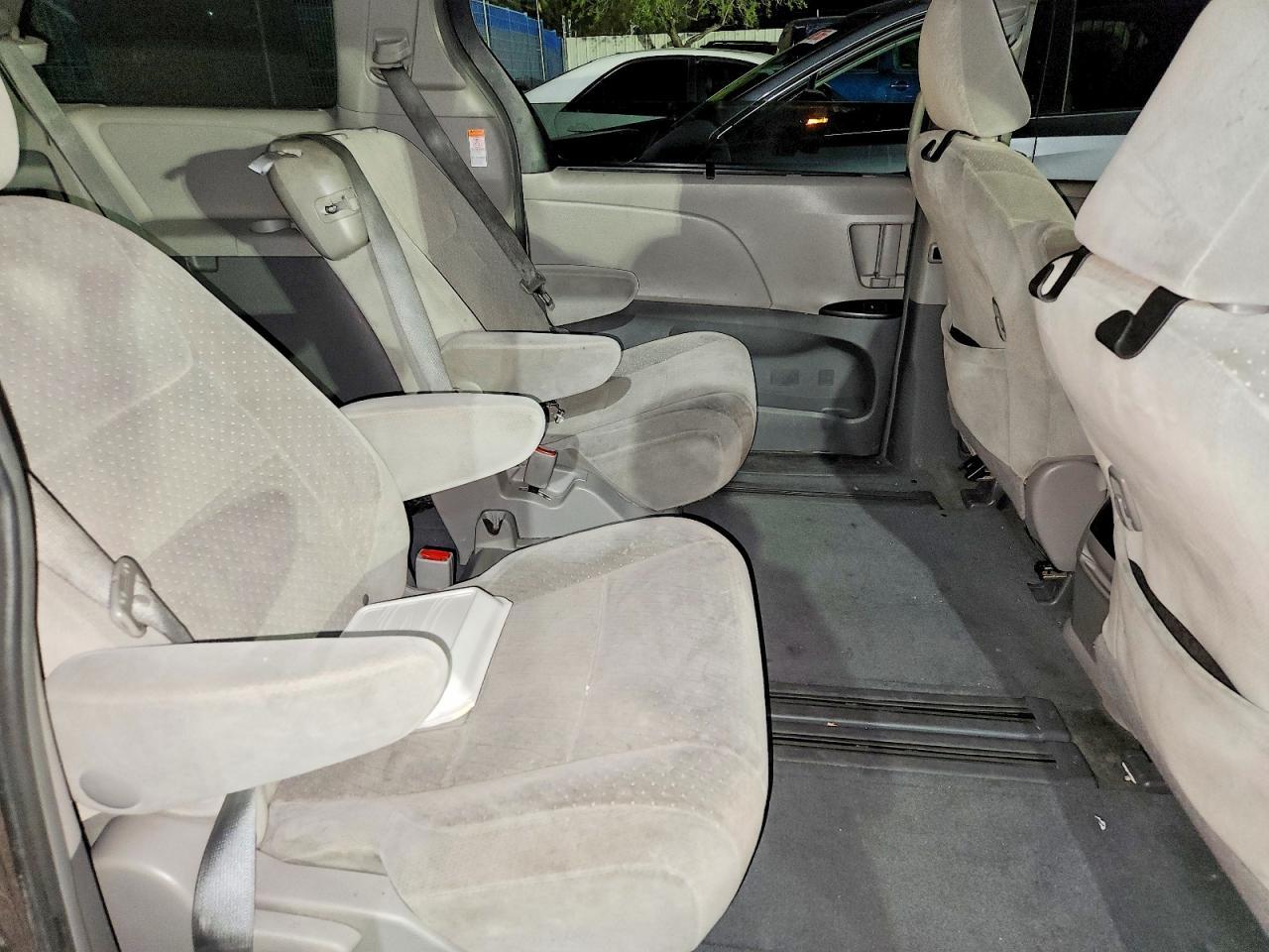 2015 Toyota Sienna Le 8-Passenger - zdjęcie 11