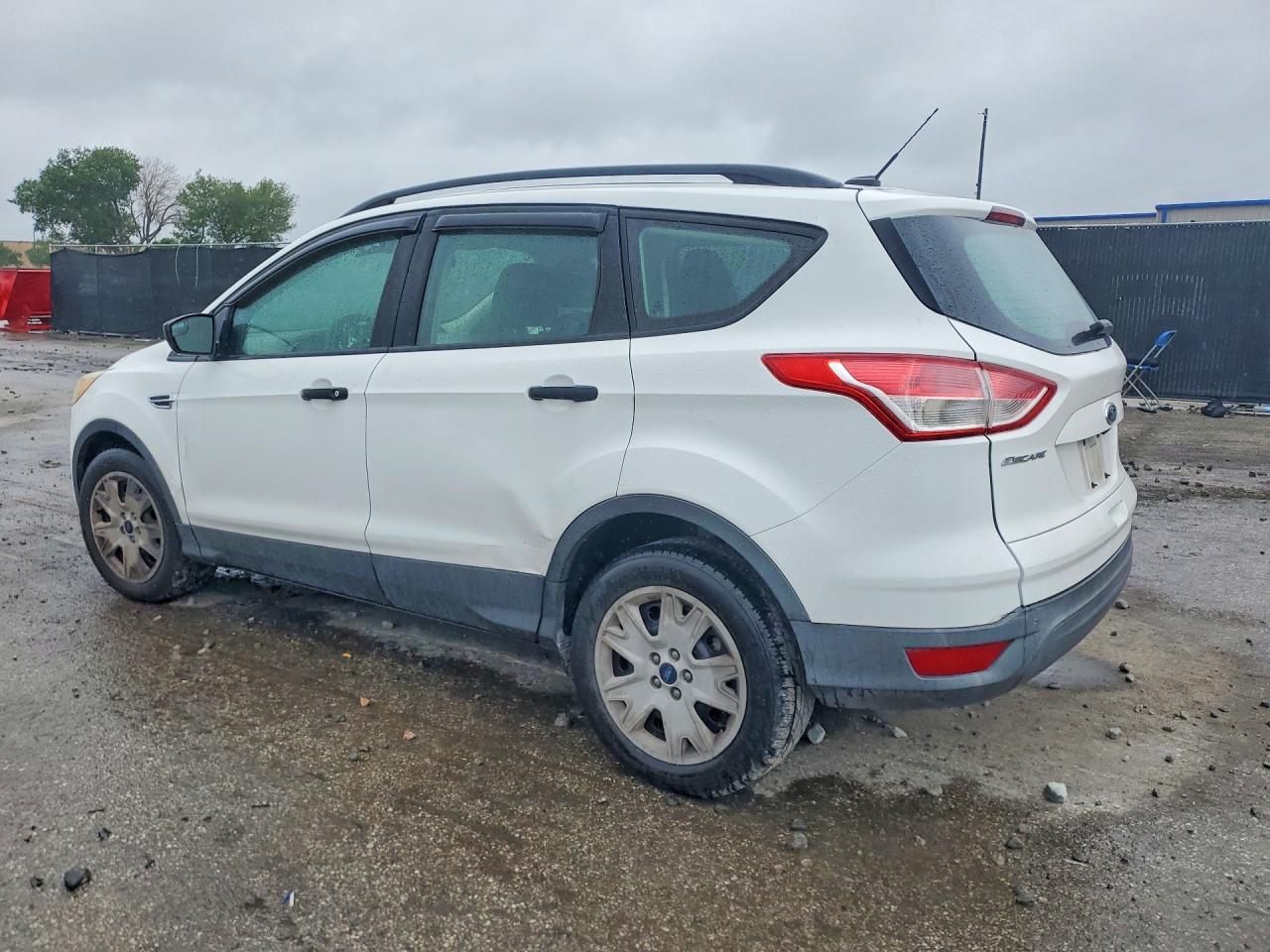 2015 Ford Escape S - zdjęcie 2