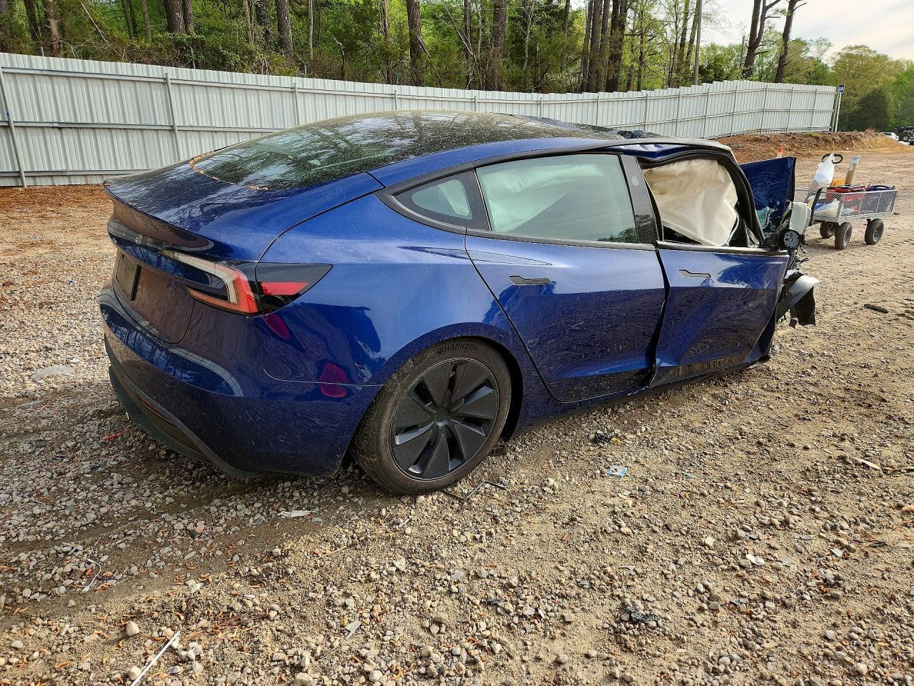 2025 Tesla Model 3 - zdjęcie 3