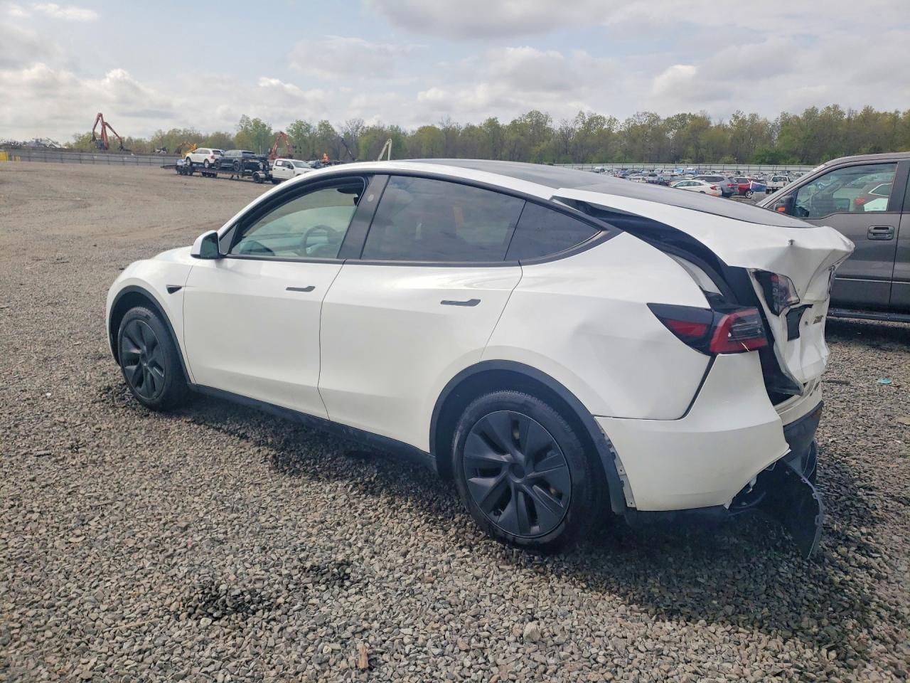 2025 Tesla Model Y - zdjęcie 2