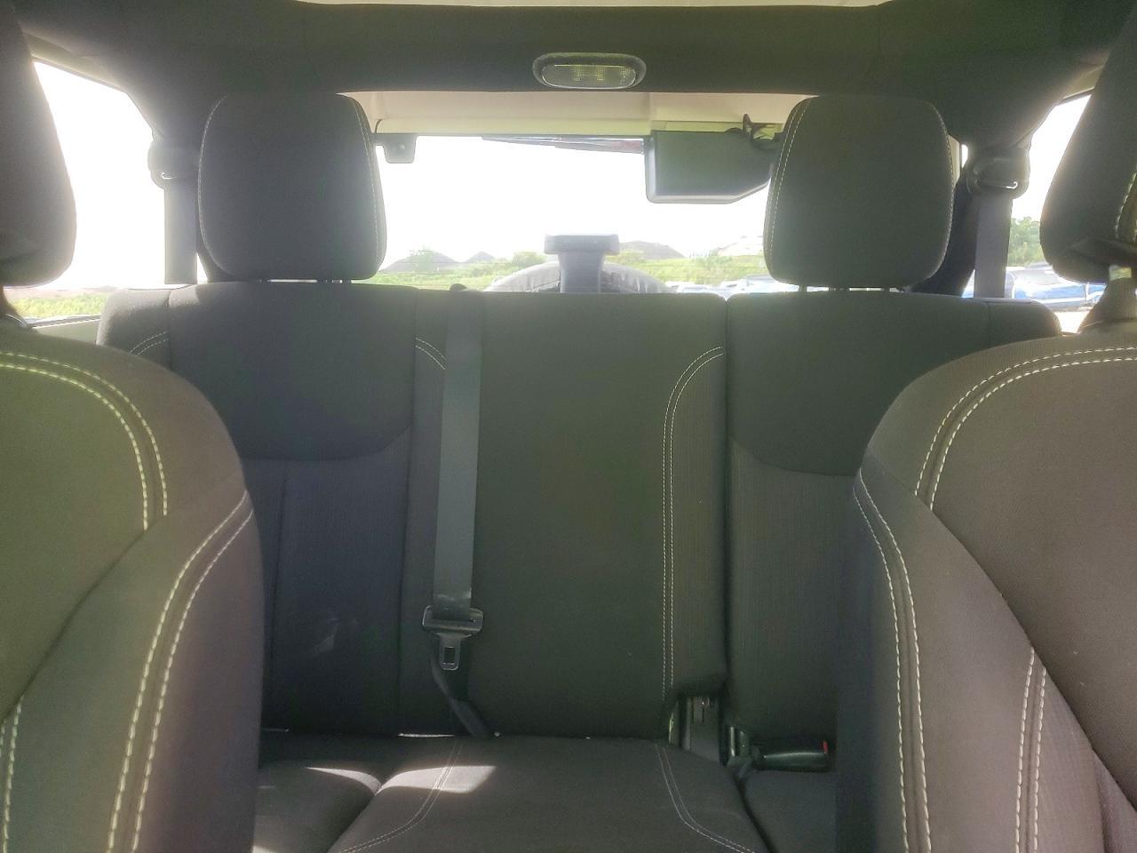 2016 Jeep Wrangler Unlimited Sahara - zdjęcie 10