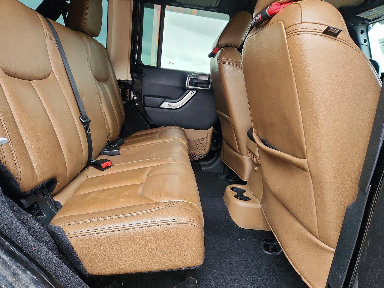 2015 Jeep Wrangler Unlimited Sahara - zdjęcie 11