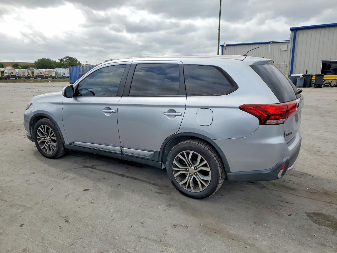 2016 Mitsubishi Outlander Es - zdjęcie 2