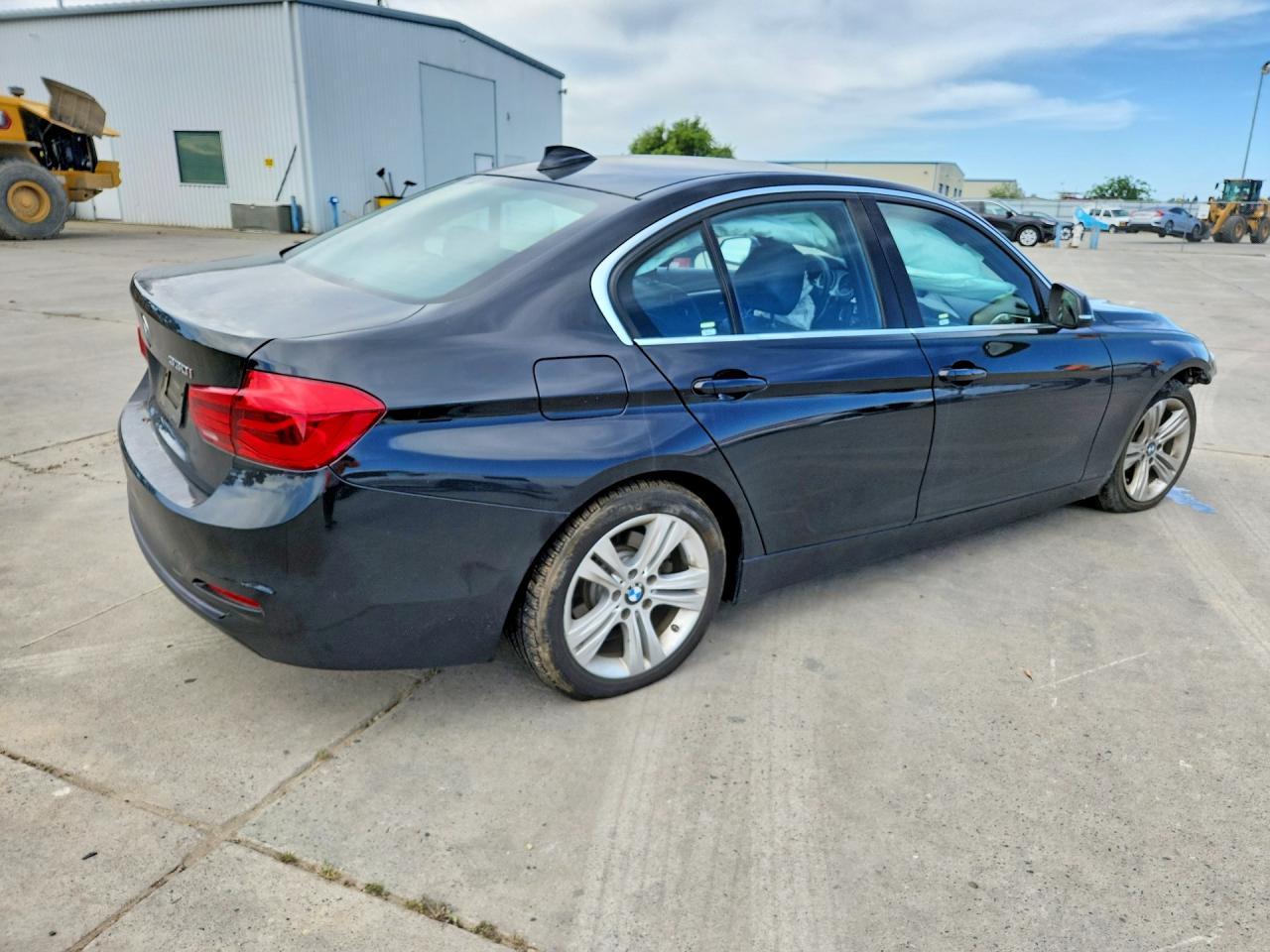 2018 BMW 330 I - zdjęcie 3
