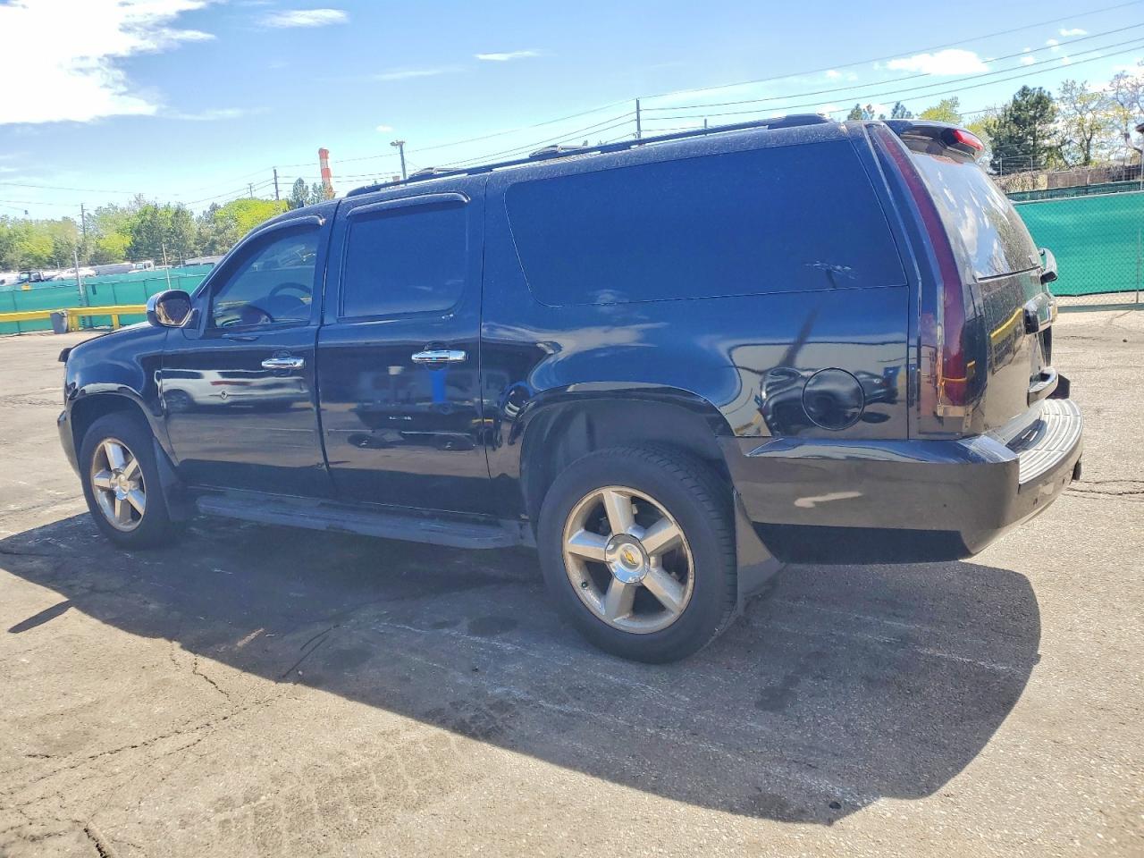 2013 Chevrolet Suburban K1500 Lt - zdjęcie 2