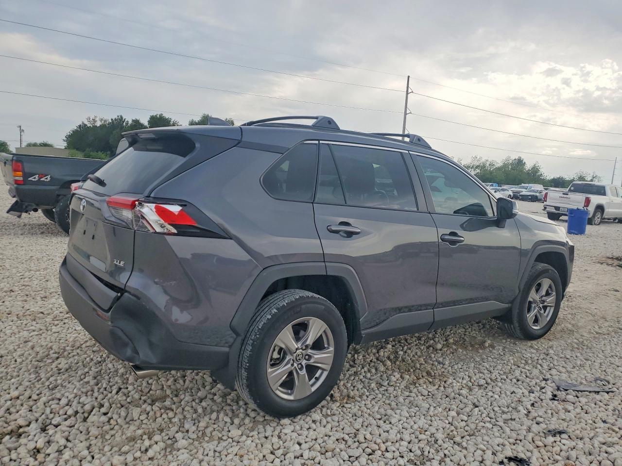 2023 Toyota Rav4 Xle - zdjęcie 3