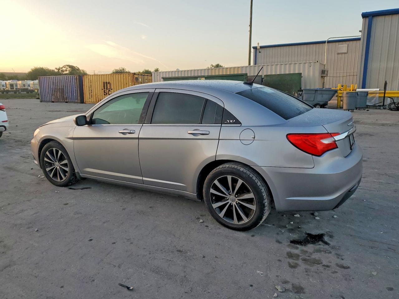 2014 Chrysler 200 Touring - zdjęcie 2