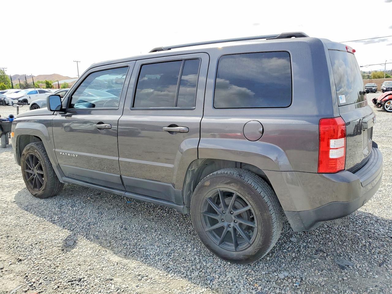 2016 Jeep Patriot Latitude - zdjęcie 2