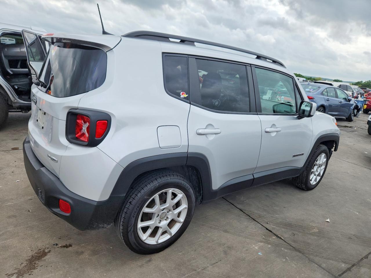 2020 Jeep Renegade Latitude - zdjęcie 3