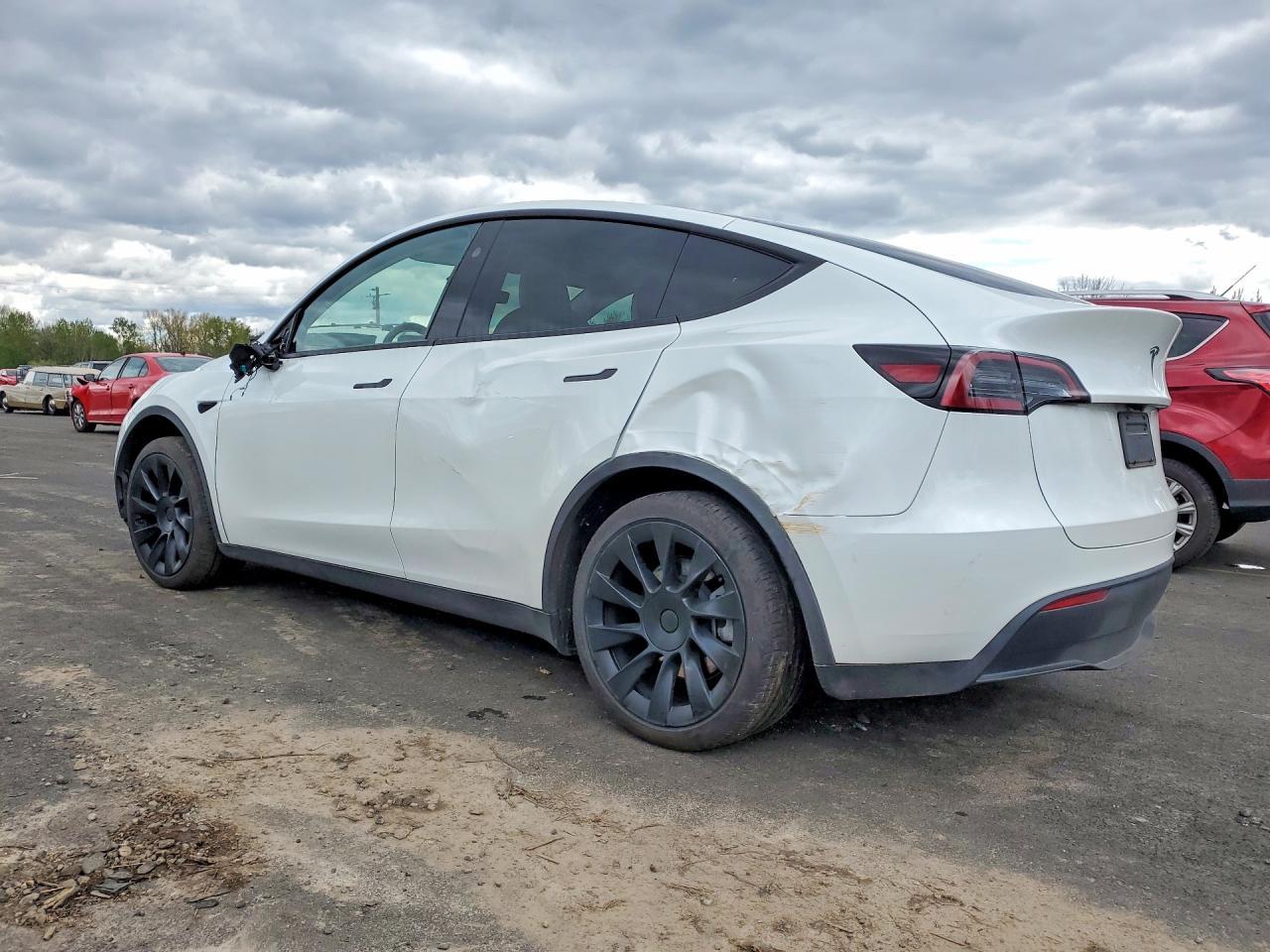 2025 Tesla Model Y - zdjęcie 2