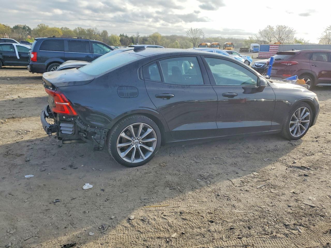 2021 Volvo S60 T5 Momentum - zdjęcie 3