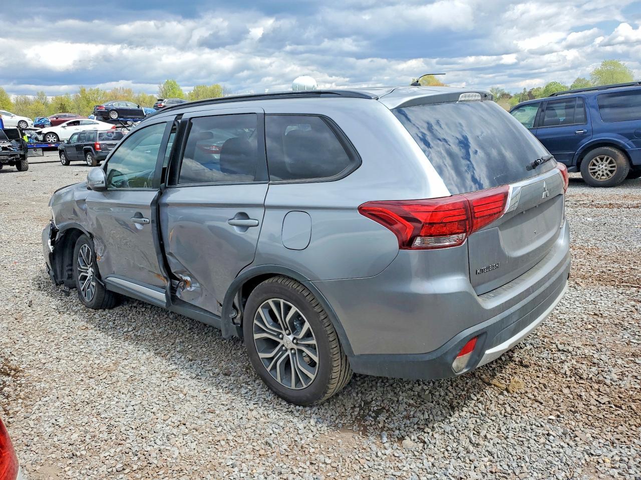 2016 Mitsubishi Outlander Se - zdjęcie 2