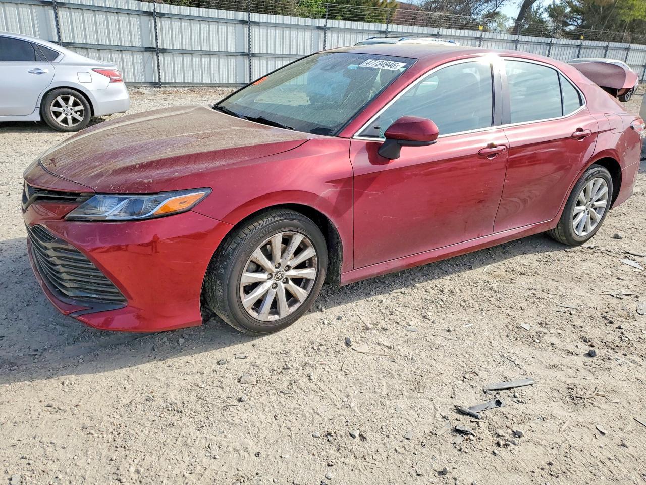 2020 Toyota Camry Le - zdjęcie główne