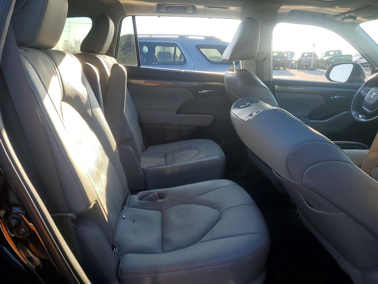 2022 Toyota Highlander Platinum - zdjęcie 11