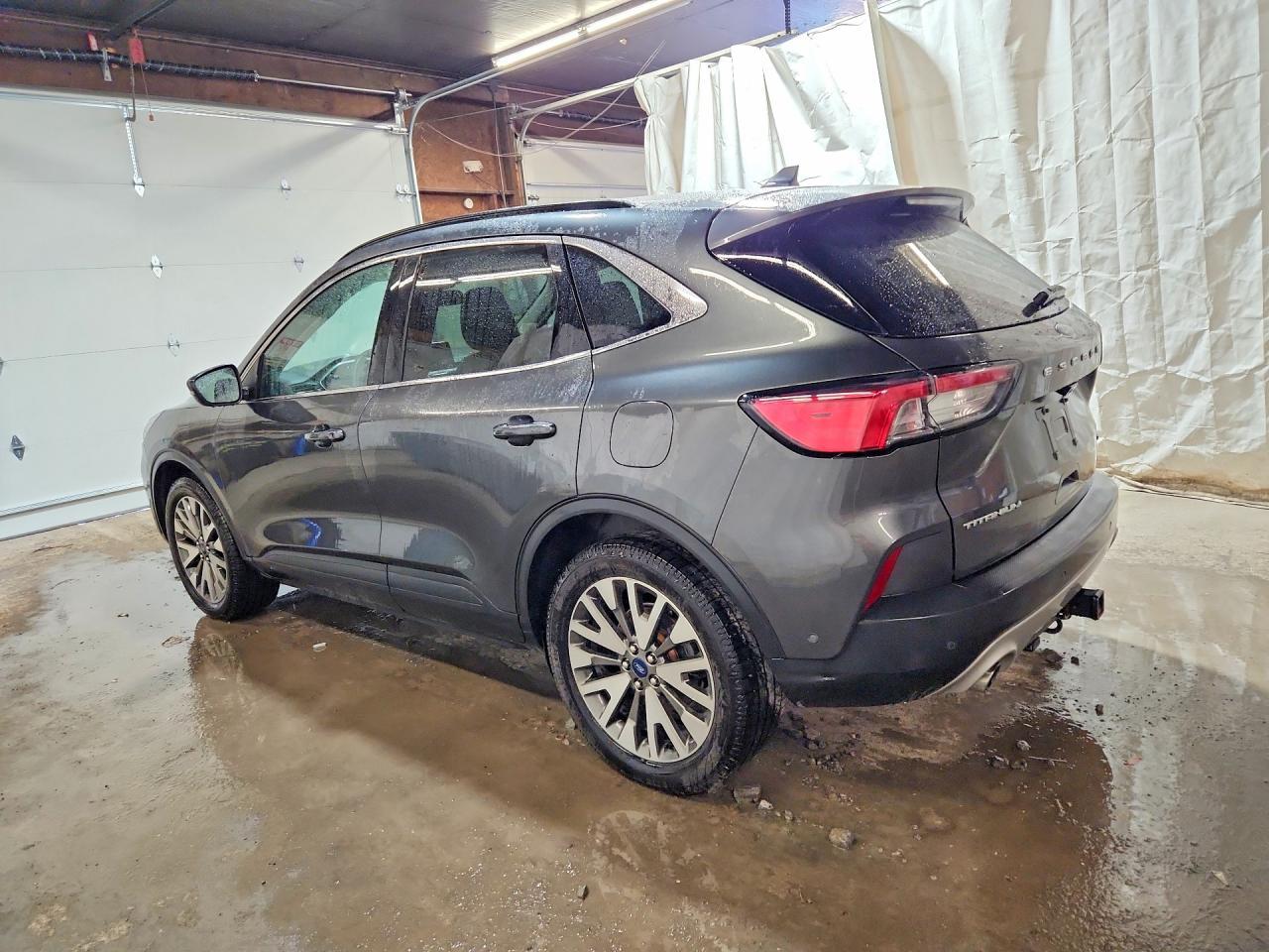 2020 Ford Escape Titanium - zdjęcie 2