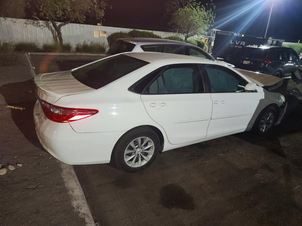 2016 Toyota Camry Le - zdjęcie 3