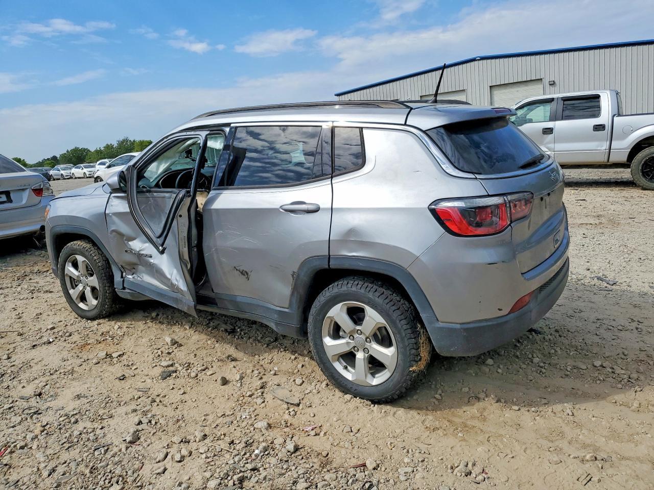 2017 Jeep Compass Latitude - zdjęcie 2